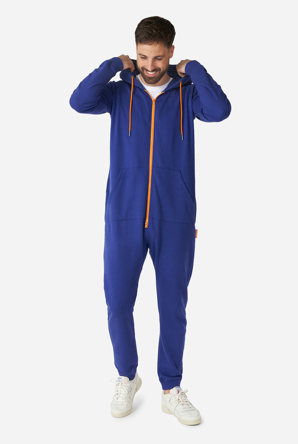 Man draagt ​​marineblauwe onesie