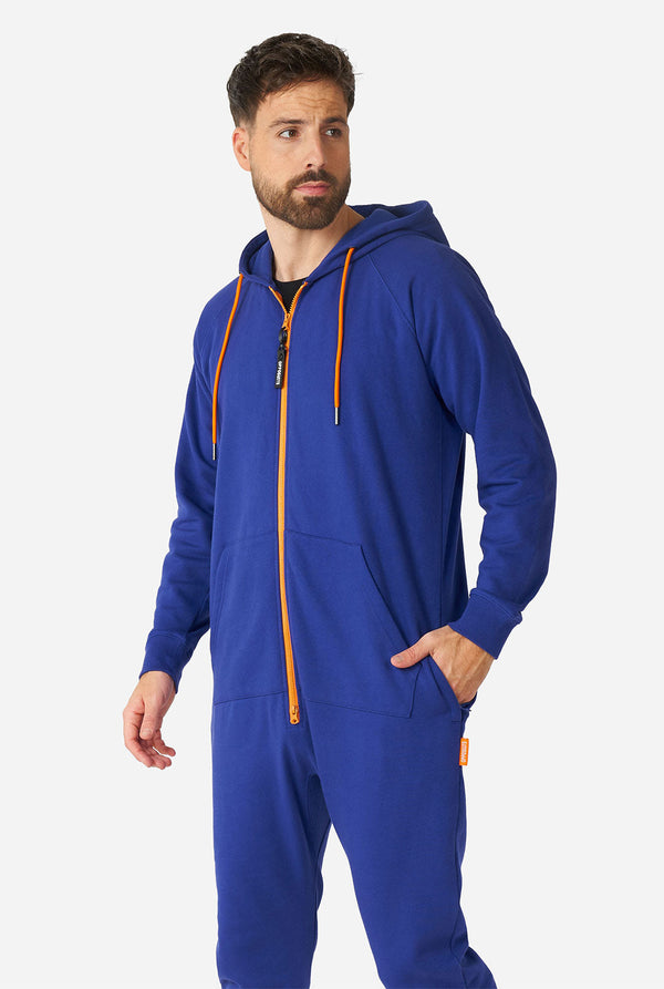 Man draagt ​​marineblauwe onesie