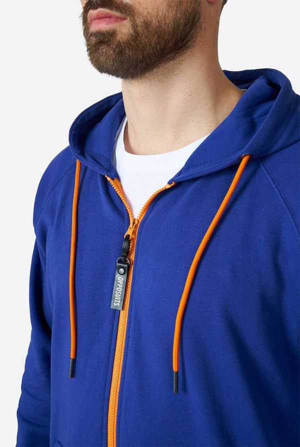 Man draagt ​​marineblauwe onesie, borst close -up