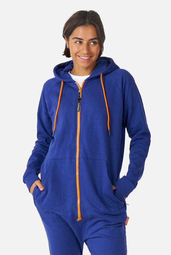 Vrouw draagt ​​marineblauwe onesie