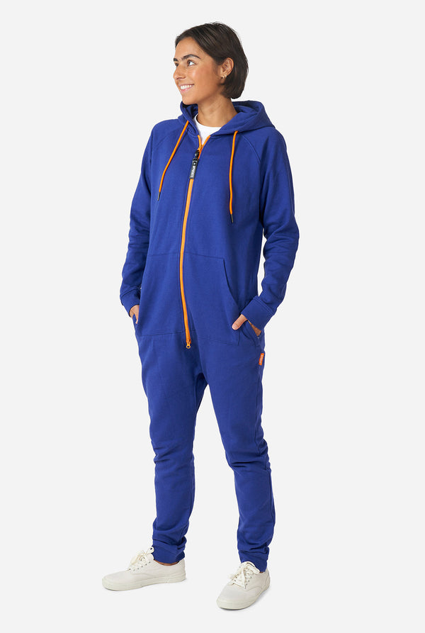 Vrouw draagt ​​marineblauwe onesie