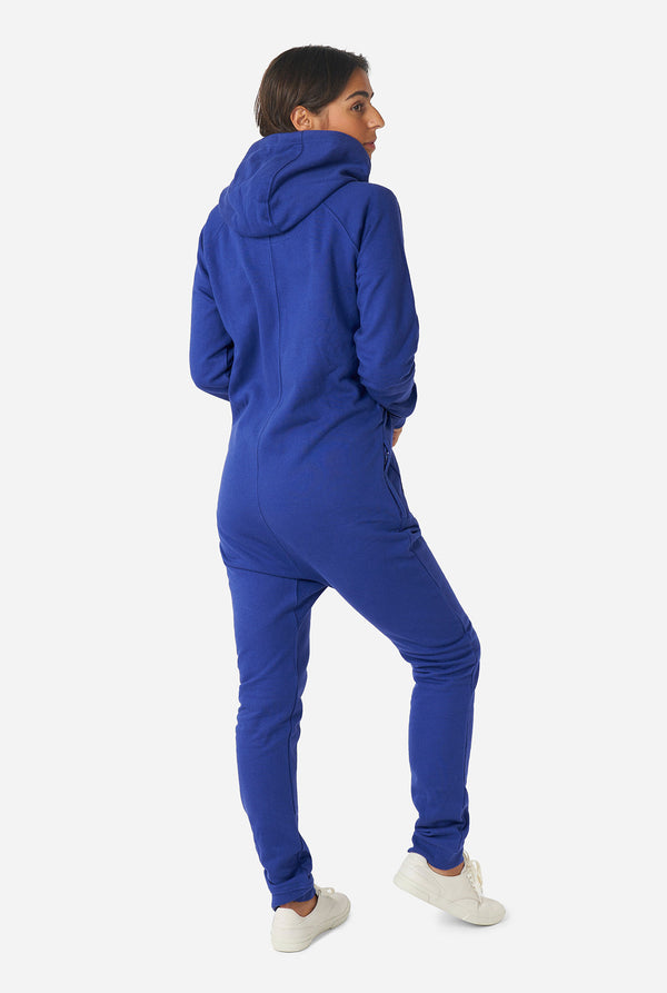 Vrouw draagt ​​marineblauwe onesie, bekijk vanaf de achterkant
