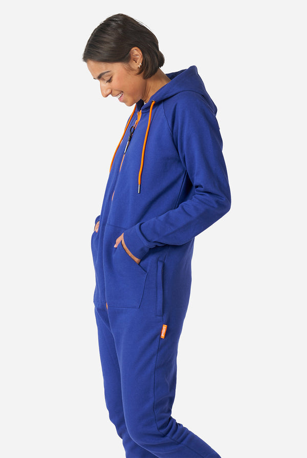 Vrouw draagt ​​marineblauwe onesie