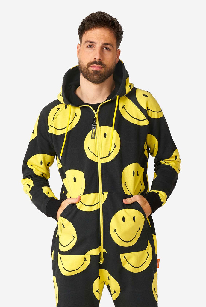 Man draagt ​​zwarte onesie met gele smiley print