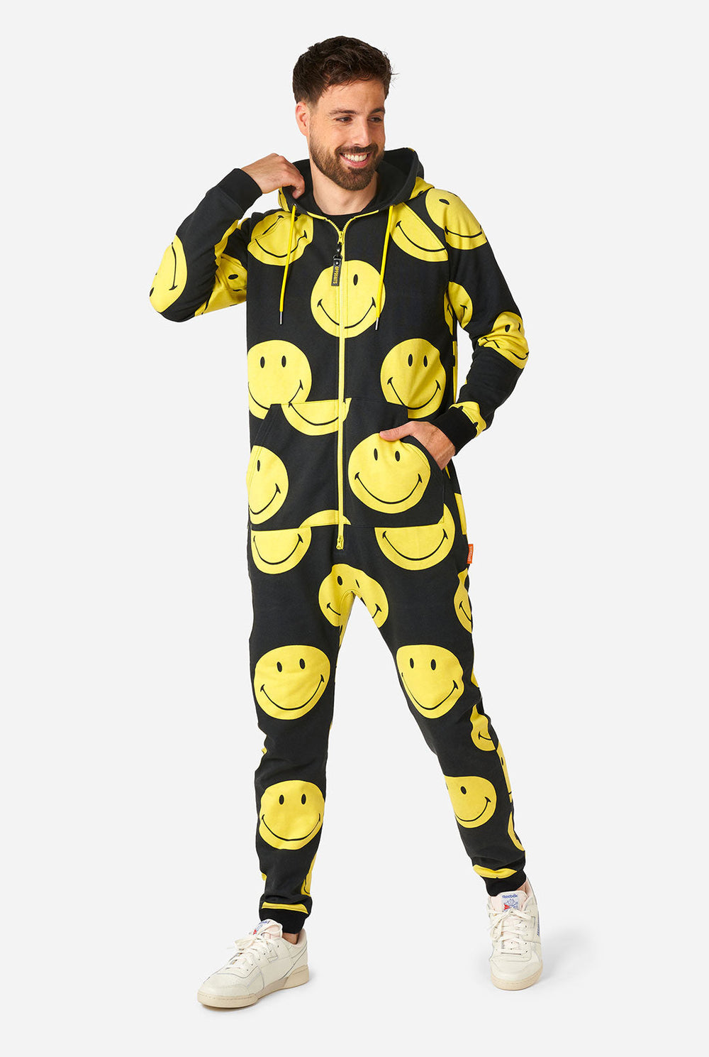 Man draagt ​​zwarte onesie met gele smiley print