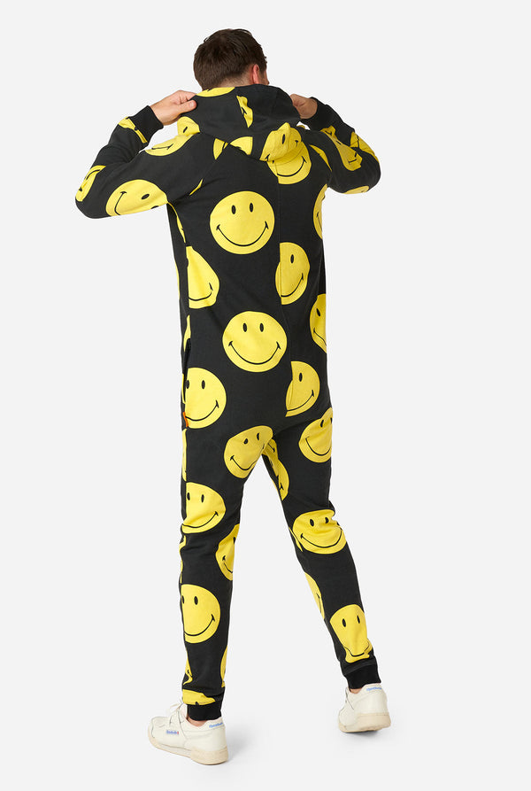Man draagt ​​zwarte onesie met gele smiley print, bekijk vanaf de achterkant