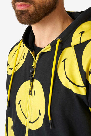 Man draagt ​​zwarte onesie met gele smileyprint, borst dichtbij