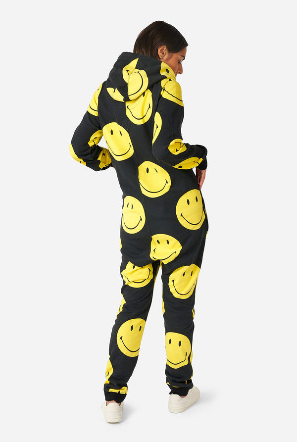 Vrouw die zwarte onesie draagt ​​met gele smileyprint, bekijk vanaf de achterkant