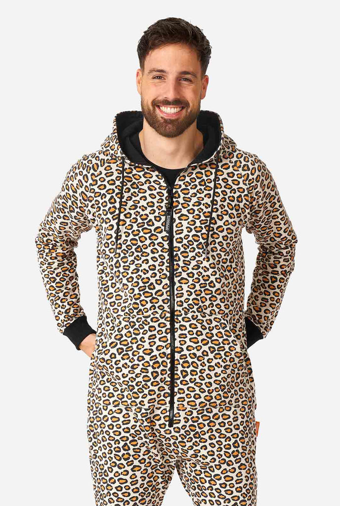 Man draagt ​​jaguar/ panther print onesie