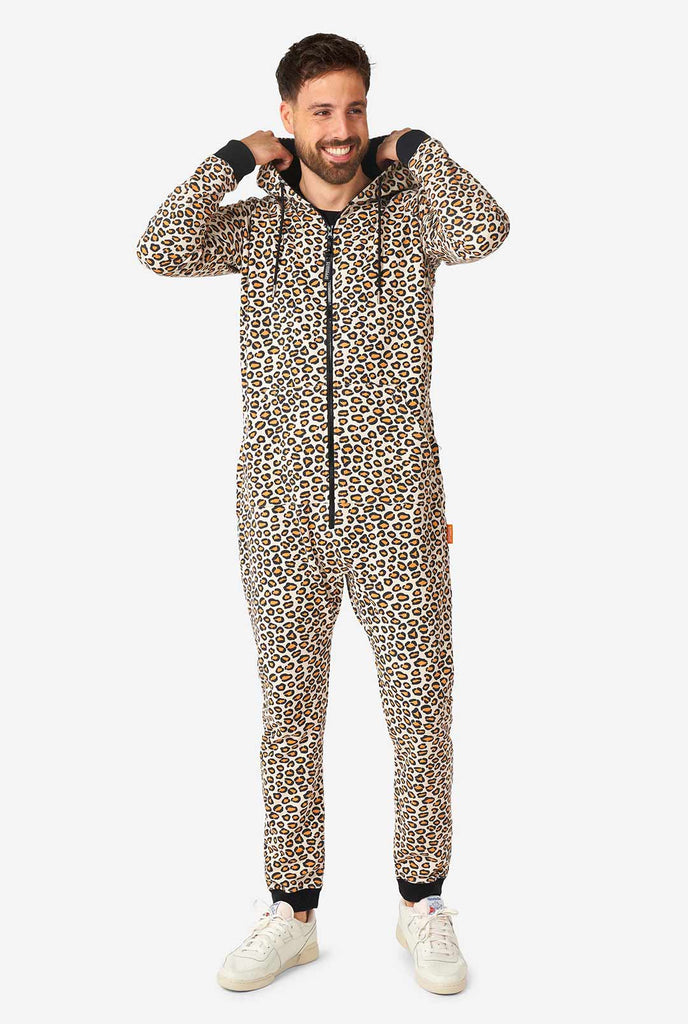 Man draagt ​​jaguar/ panther print onesie