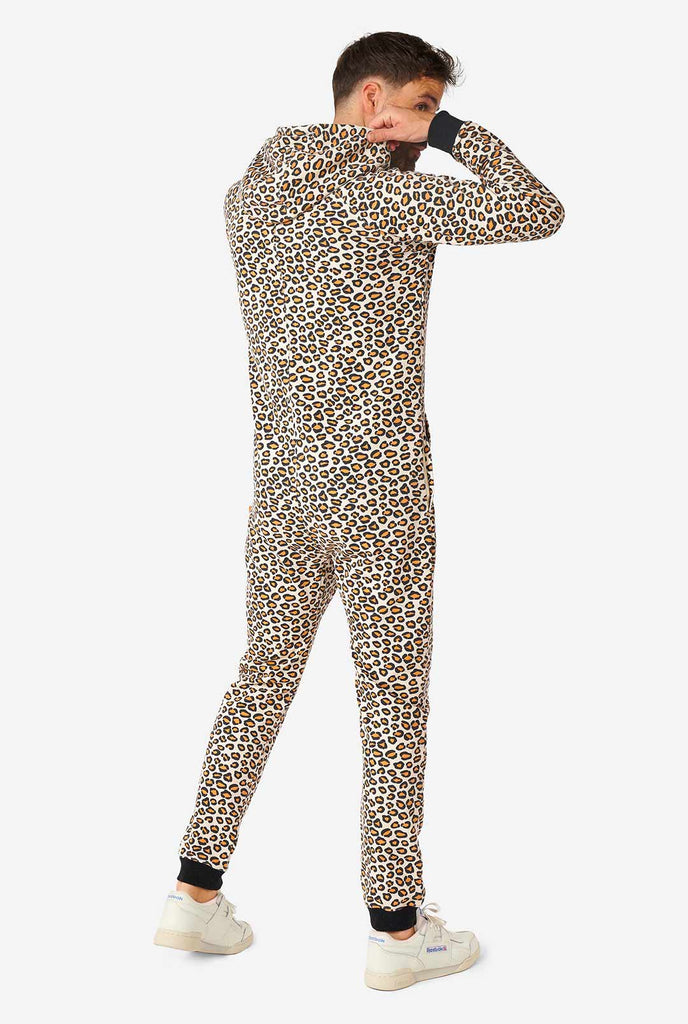 Man draagt ​​jaguar/ panther print onesie, bekijk vanaf de achterkant