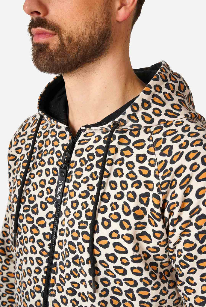 Man draagt ​​jaguar/ panther print onesie, borst close -up