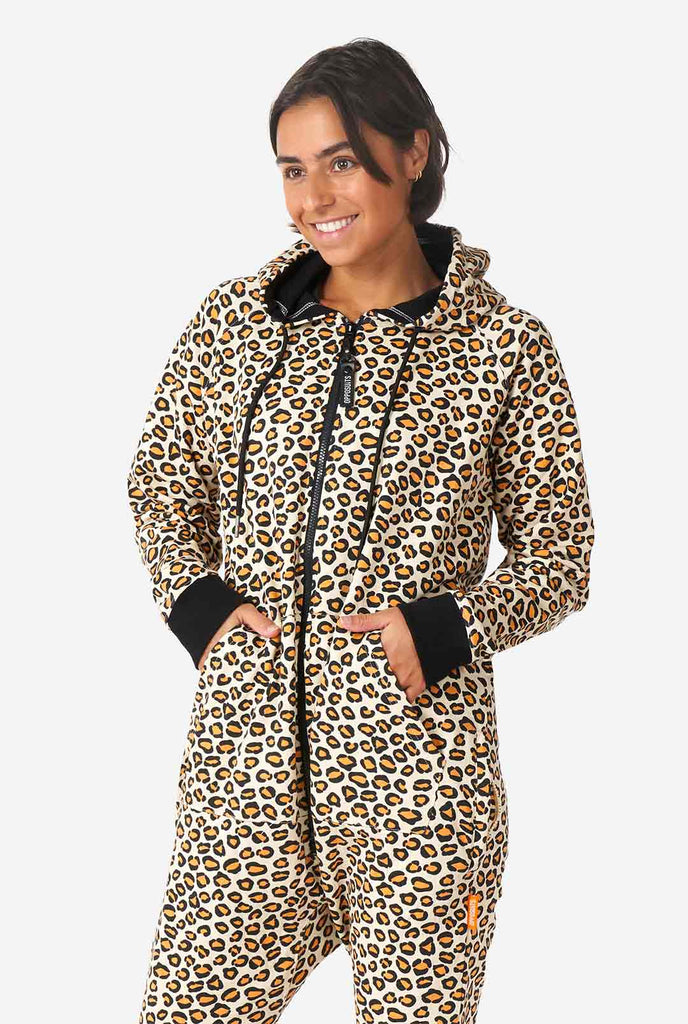 Vrouw draagt ​​jaguar/ panther print onesie