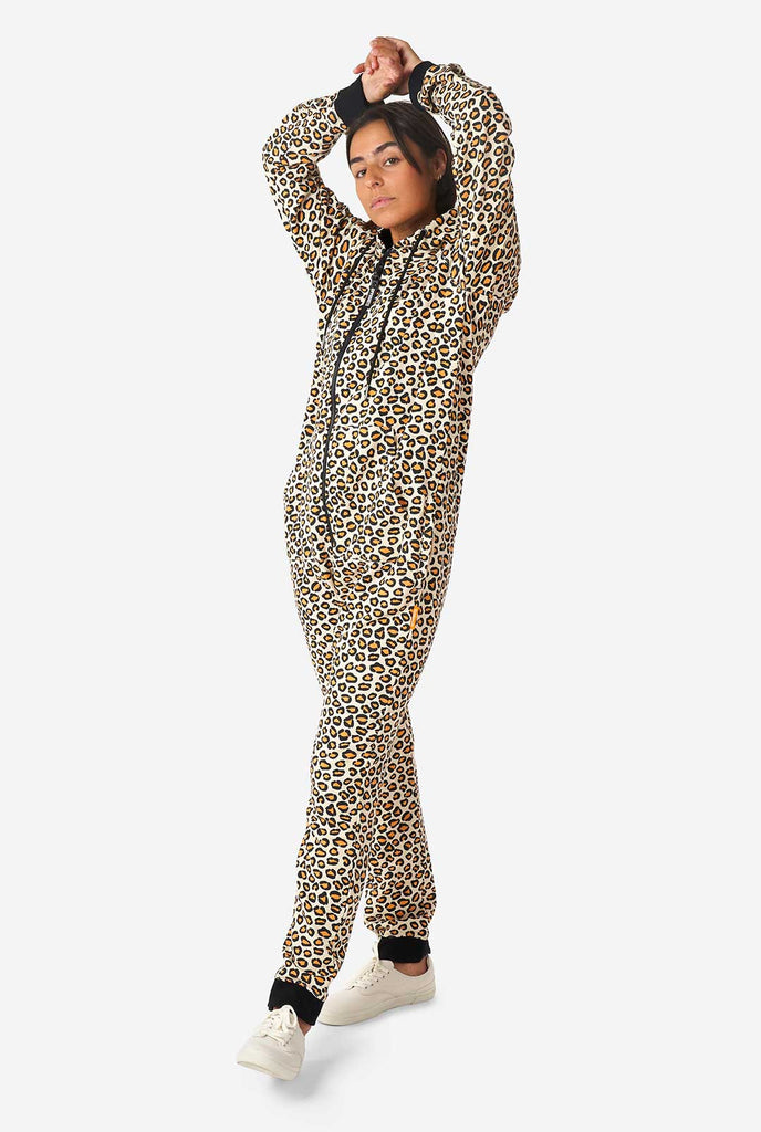 Vrouw draagt ​​jaguar/ panther print onesie