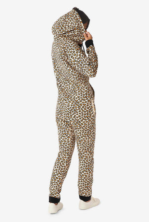 Vrouw draagt ​​jaguar/ panther print onesie, bekijk vanaf de achterkant