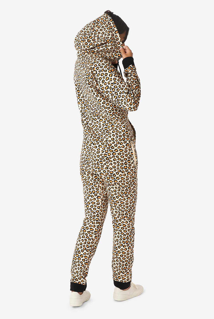 Vrouw draagt ​​jaguar/ panther print onesie, bekijk vanaf de achterkant