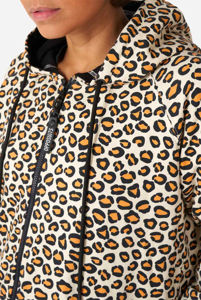 Vrouw draagt ​​jaguar/ panther print onesie, borst close -up