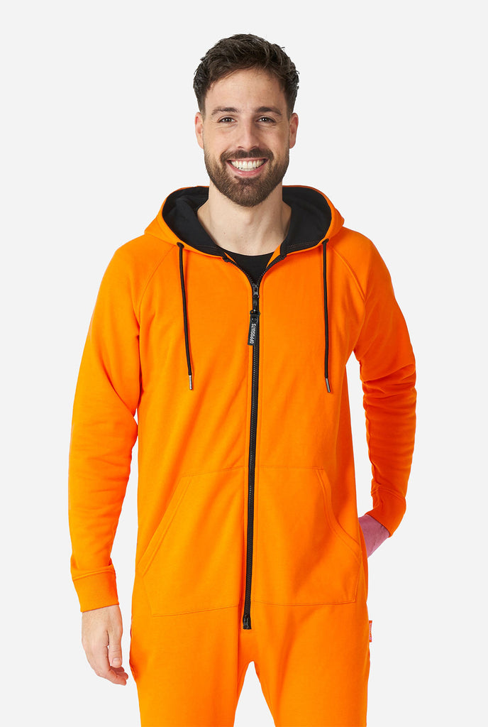 Man draagt ​​oranje onesie