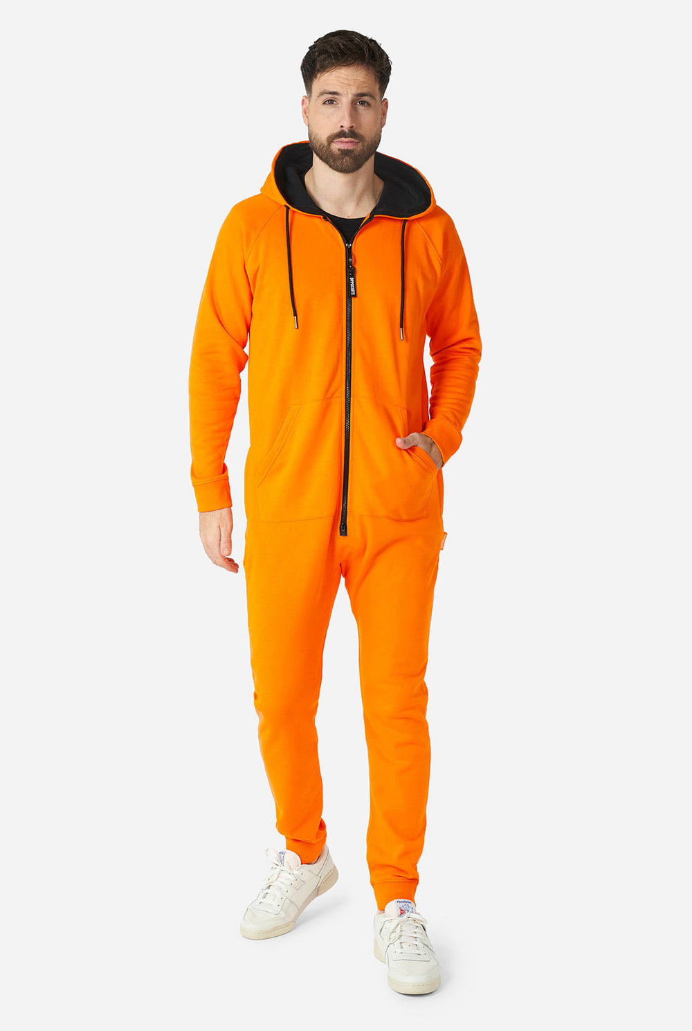 Man draagt ​​oranje onesie