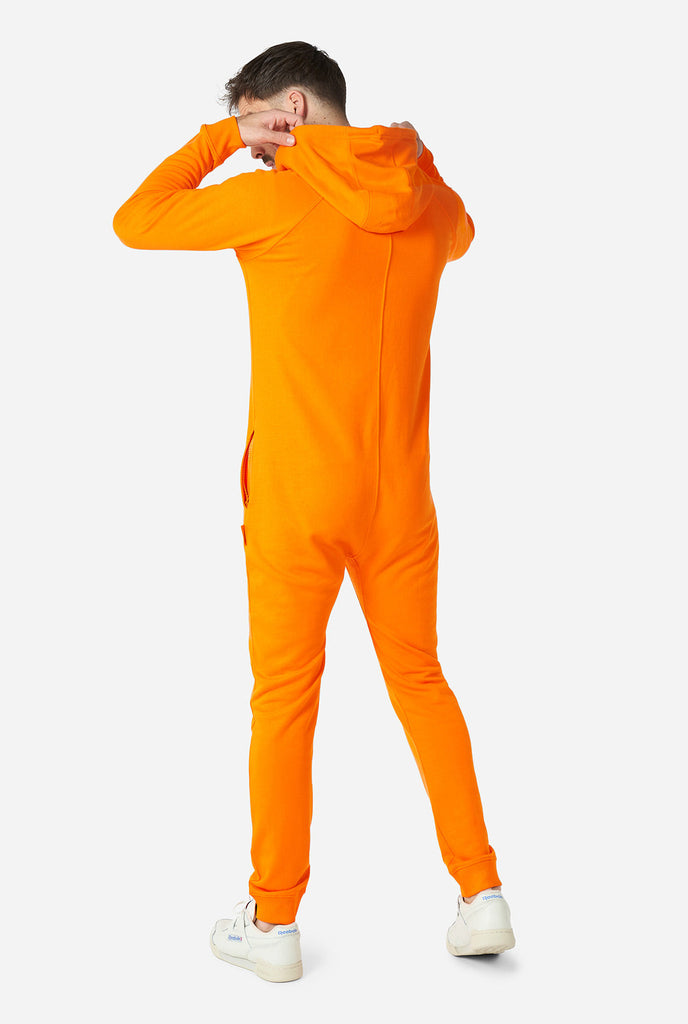 Man draagt ​​oranje onesie, bekijk vanaf de achterkant