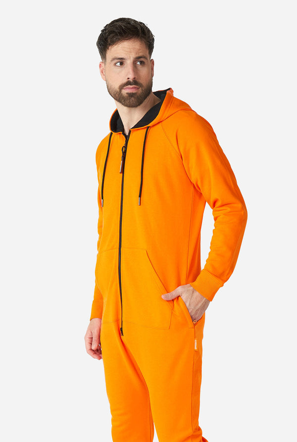 Man draagt ​​oranje onesie