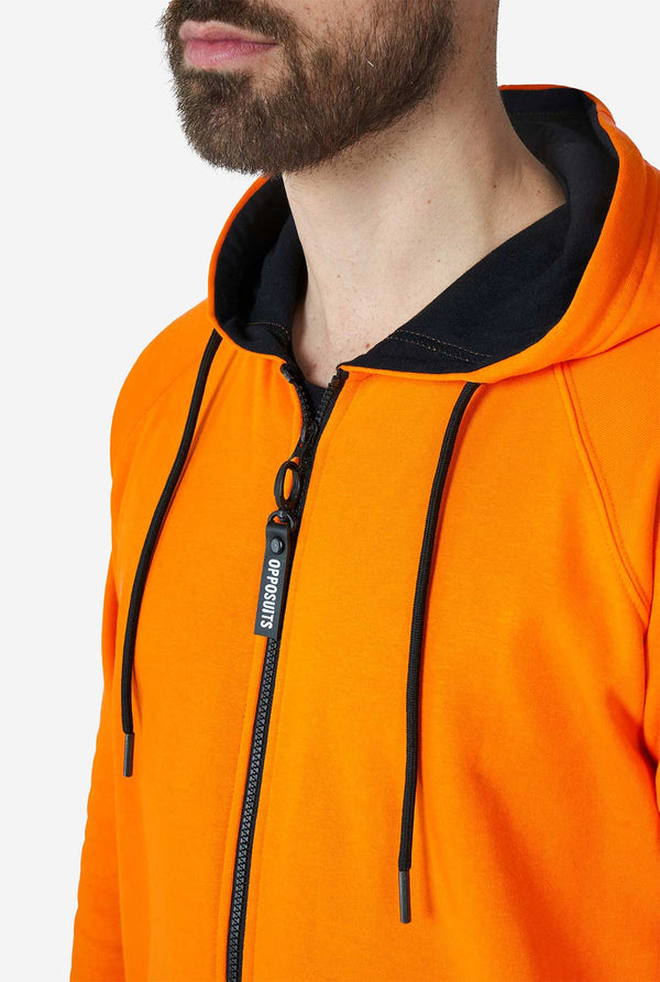 Man draagt ​​oranje onesie, close -up