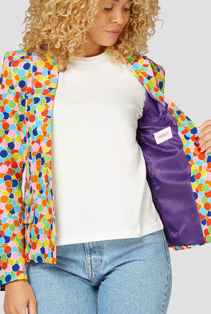Multi Color Confetti -printjack gedragen door een vrouw die in de jas wordt getoond