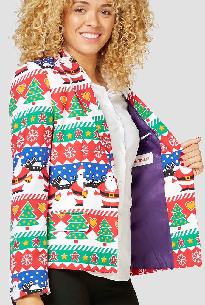Veelkleurige grappige kerstprintjack gedragen door een vrouw die in de jas wordt getoond