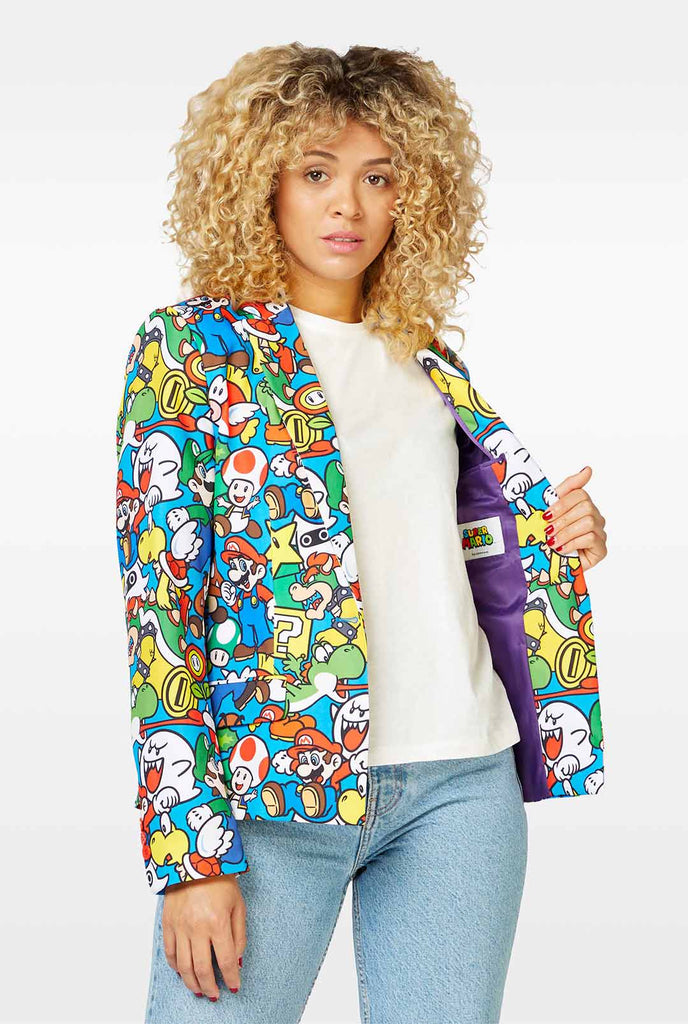 Vrouw die Blazer draagt ​​met Super Mario Print