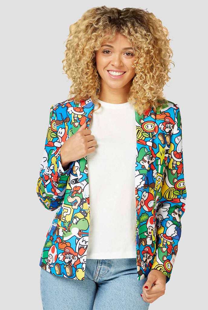 Vrouw die Blazer draagt ​​met Super Mario Print