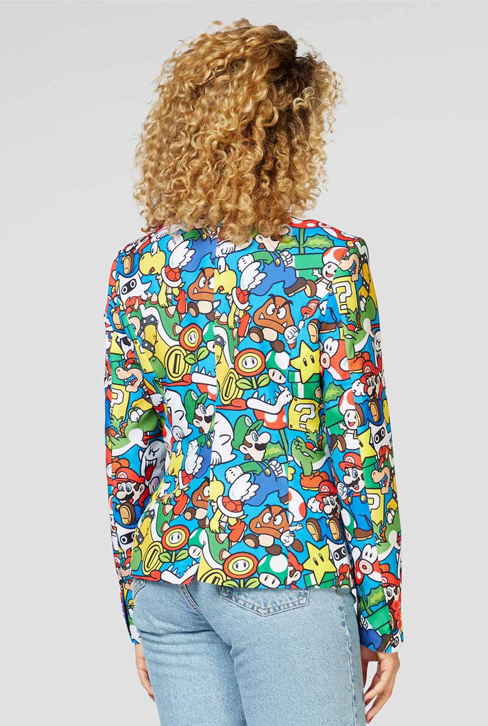 Vrouw die blazer draagt ​​met Super Mario -print, bekijk vanaf de achterkant