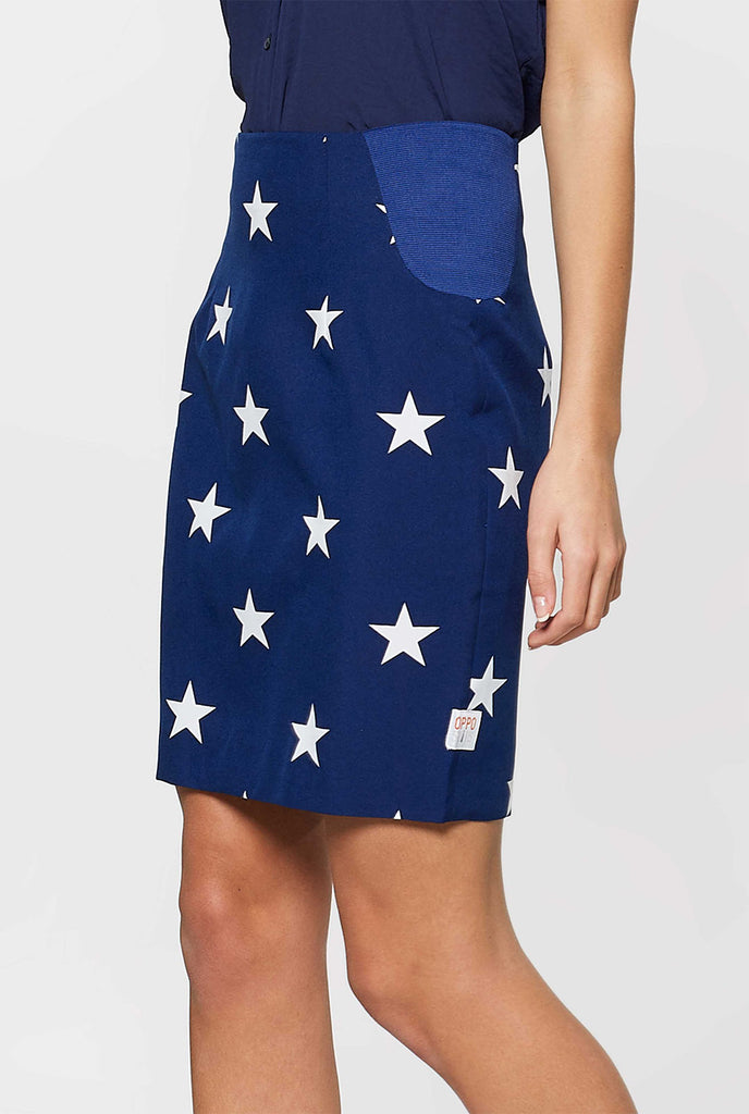 Women's Patriotic American Flag Suit gedragen door de vrouw ingezoomd in rok