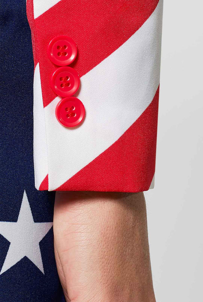 Women's Patriotic American Flag Suit gedragen door de vrouw ingezoomd bij mouw