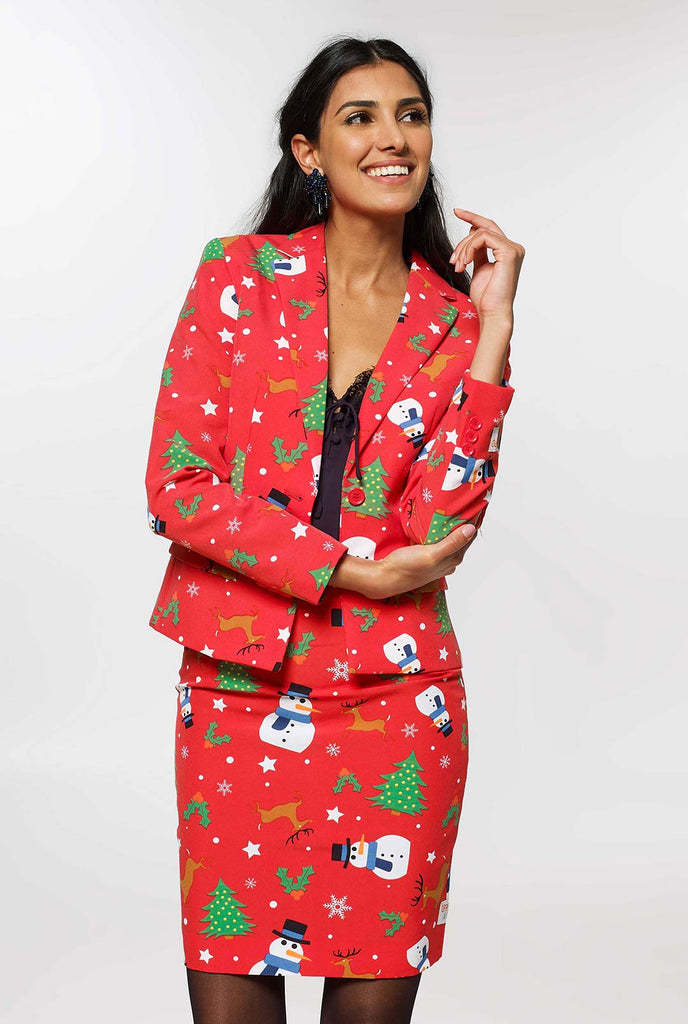 Vrouw draagt ​​een rood kerstsak