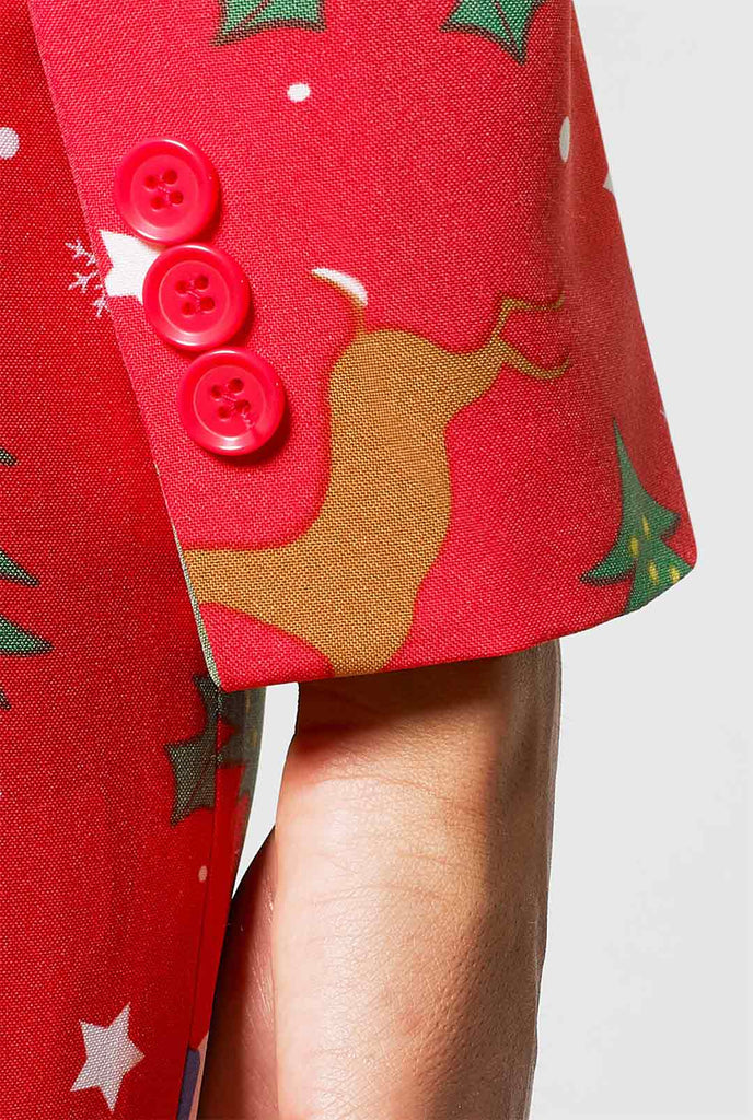 Vrouw draagt ​​een rood kerstpak, mouw close -up