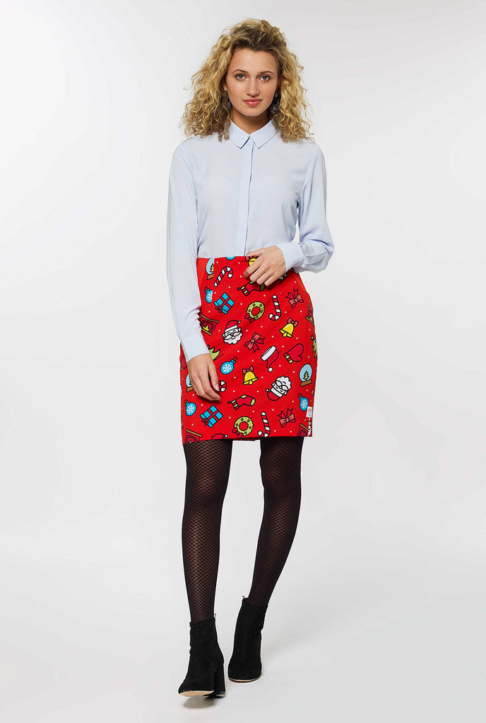 Vrouw draagt ​​een rood kerstsak