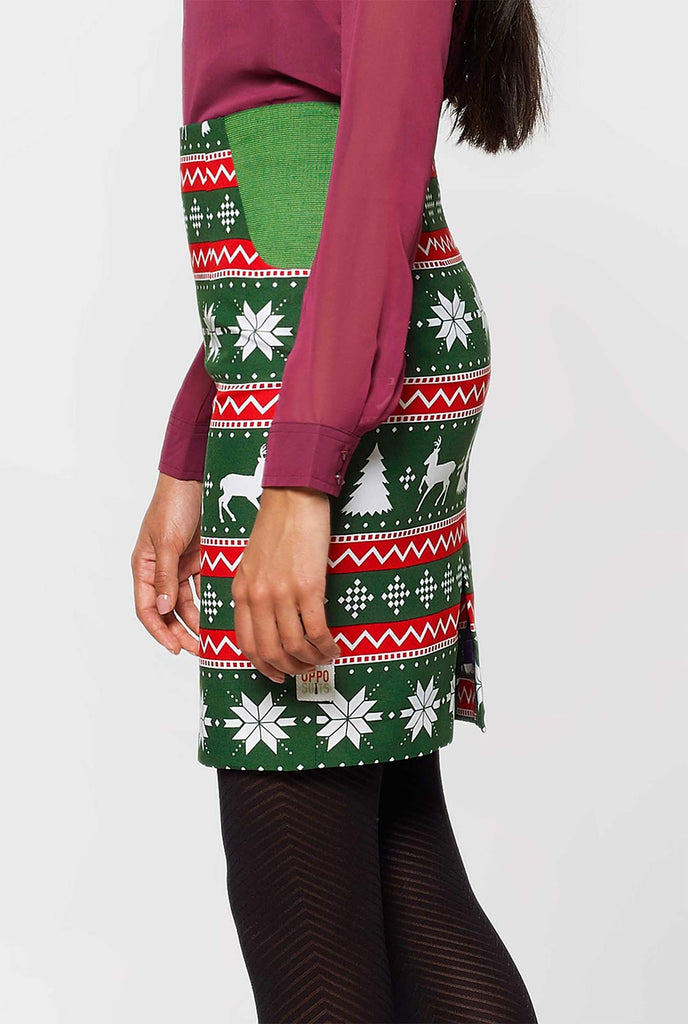 Vrouw met een groen en rood kerstpak, rokuitzicht