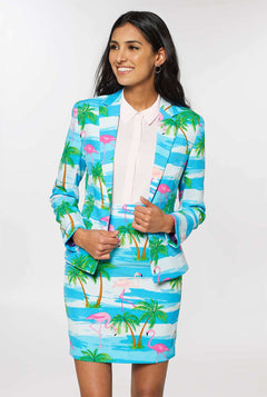 Vrouw draagt ​​tropisch blauw pak met flamingo -print