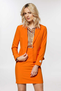 Vrouw draagt ​​een oranje jurkpak