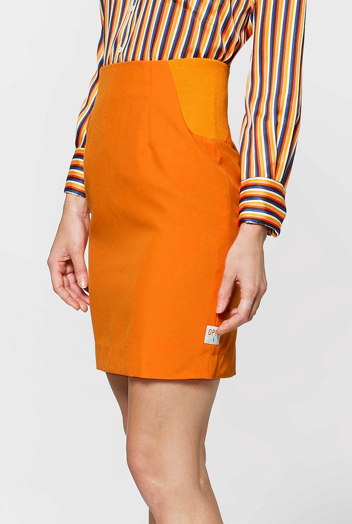 Vrouw met oranje jurkpak, uitzicht op het rok