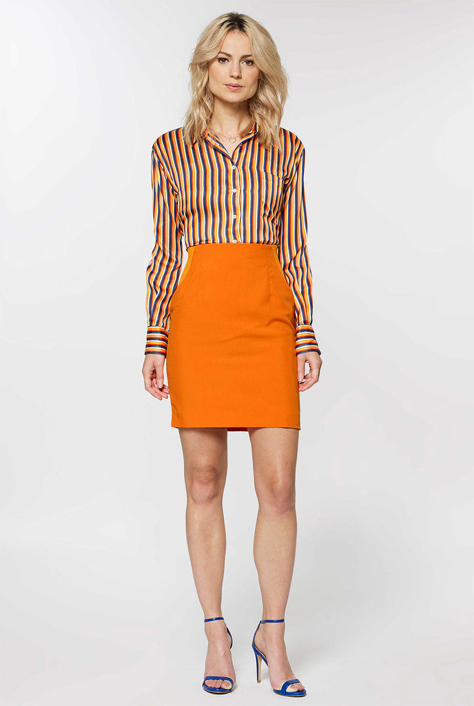 Vrouw draagt ​​een oranje jurkpak