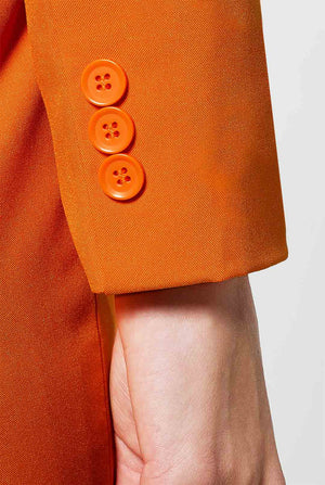 Vrouw draagt ​​een oranje jurkpak, mouw close -up