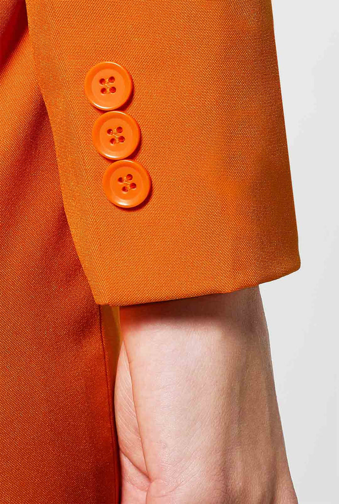 Vrouw draagt ​​een oranje jurkpak, mouw close -up