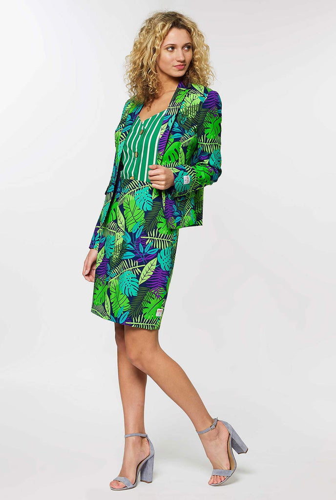 Vrouw draagt ​​pak met groene jungle bladeren print