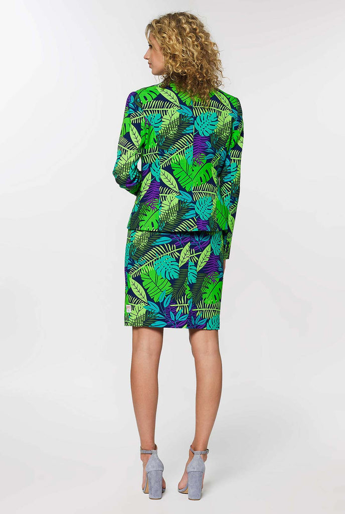 Vrouw draagt ​​pak met groene jungle bladeren afdrukken, bekijk vanaf de achterkant