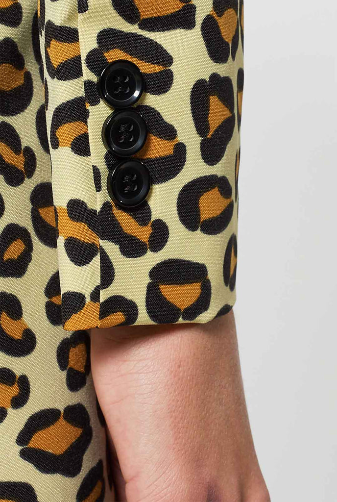 Vrouw draagt ​​een kledingpak met pantherafdruk, mouw close -up