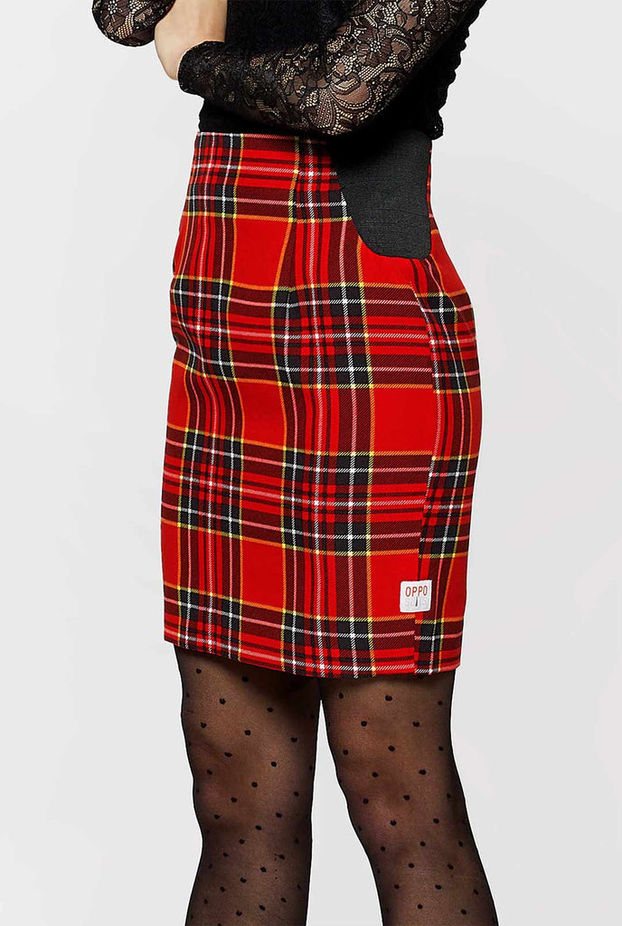 Vrouw met een rood tartan kerstpak, uitzicht op het rok