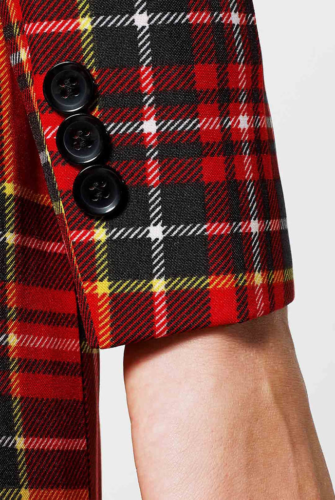 Vrouw draagt ​​een rood tartan kerstpak, mouw close -up