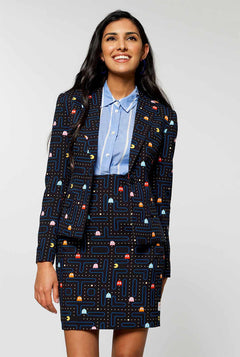 Vrouw met een zwarte jurkpak met Pac-Man-print