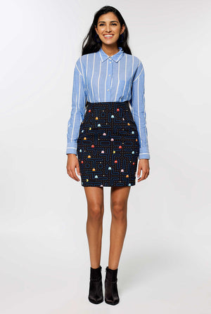 Vrouw met een zwarte jurkpak met Pac-Man-print